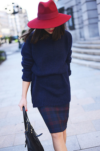dunkelblauer Oversize Pullover, dunkelblauer Bleistiftrock mit Schottenmuster, schwarze Shopper Tasche aus Leder, roter Wollhut für Damen
