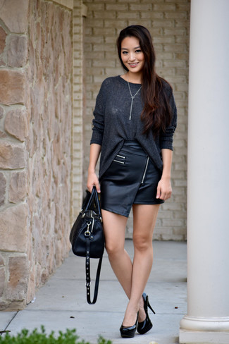 Grauen Oversize Pullover kombinieren – 223 Damen Outfits: Probieren Sie diese Paarung aus einem grauen Oversize Pullover und einem schwarzen Leder Minirock für ein lässiges Alltags-Outfit, das, Coolness und Charakter vermittelt. Schwarze Leder Pumps sind eine ideale Wahl, um dieses Outfit zu vervollständigen.
