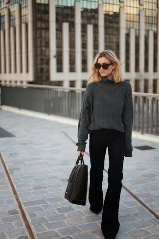dunkelgrauer Oversize Pullover, schwarze Schlagjeans, schwarze Shopper Tasche aus Leder, dunkelbraune Sonnenbrille für Damen