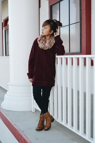Roten Pullover kombinieren – 392 Damen Outfits: Tragen Sie einen roten Pullover zu schwarzen engen Jeans, um ein entspanntes Outfit zu kreieren. Komplettieren Sie Ihr Outfit mit braunen flache Stiefel mit einer Schnürung aus Leder.