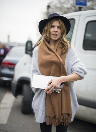 Beige Schal kombinieren – 210 Damen Outfits: Ein grauer Mohair Oversize Pullover und ein beige Schal werden Ihrer Garderobe mühelossen Stil verleihen.