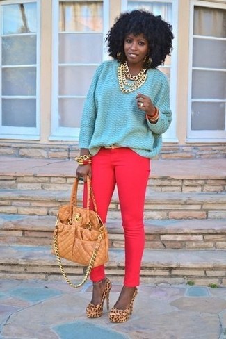 Rote enge Jeans kombinieren – 77 Damen Outfits: Kombinieren Sie einen hellblauen Oversize Pullover mit roten engen Jeans, um ein legeres Outfit zu schaffen, der im Kleiderschrank der Frau auf keinen Fall fehlen darf. Beige Wildleder Pumps mit Leopardenmuster sind eine ideale Wahl, um dieses Outfit zu vervollständigen.