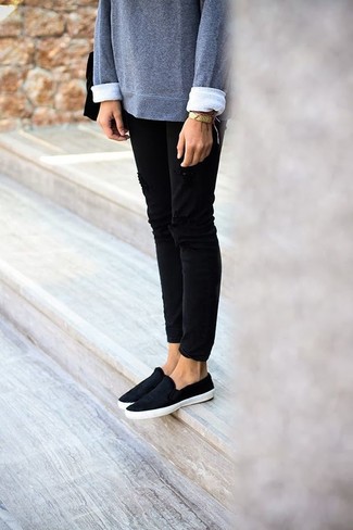 grauer Oversize Pullover, schwarze enge Jeans mit Destroyed-Effekten, schwarze Slip-On Sneakers aus Segeltuch, schwarze Leder Umhängetasche für Damen