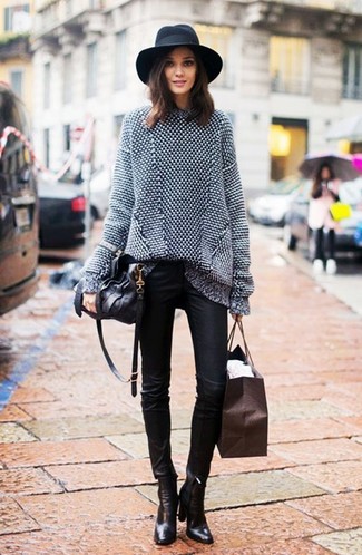 Grauen Oversize Pullover kombinieren – 223 Damen Outfits: Wenn Sie einen lockeren Look schaffen müssen, bleiben ein grauer Oversize Pullover und schwarze enge Jeans aus Leder ein Klassiker. Schwarze Leder Stiefeletten sind eine perfekte Wahl, um dieses Outfit zu vervollständigen.