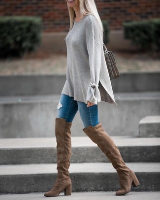 Enge Jeans mit Destroyed-Effekten kombinieren – 500+ Damen Outfits: Entscheiden Sie sich für einen grauen Oversize Pullover und enge Jeans mit Destroyed-Effekten, um einen schicken, entspannten Look zu zaubern. Putzen Sie Ihr Outfit mit braunen Overknee Stiefeln aus Wildleder.