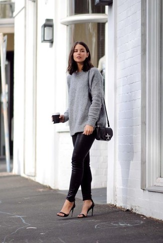 Oversize Pullover kombinieren – 500+ Damen Outfits: Probieren Sie die Paarung aus einem Oversize Pullover und schwarzen engen Jeans aus Leder, um einen lockeren City-Look zu erreichen. Dieses Outfit passt hervorragend zusammen mit schwarzen Leder Sandaletten.