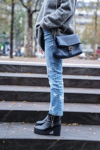 Hellblaue Hose kombinieren – 1039+ Damen Outfits: Ein grauer Oversize Pullover und eine hellblaue Hose sind absolut Freizeit-Basics und können mit einer Vielzahl von Kleidungsstücken gepaart werden, um ein lockeres Outfit zu erzielen. Vervollständigen Sie Ihr Look mit schwarzen klobigen Leder Stiefeletten.