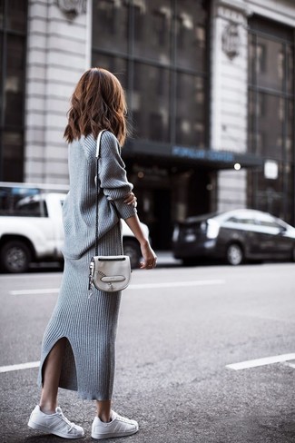 Grauen Strick Oversize Pullover kombinieren – 78 Damen Outfits: Probieren Sie diese Kombination aus einem grauen Strick Oversize Pullover und einem grauen Strick Maxirock für einen hübschen super lässigen Trend-Look. Vervollständigen Sie Ihr Look mit weißen Leder niedrigen Sneakers.