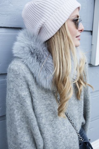 Mütze kombinieren – 231 Damen Outfits warm Wetter: Diese Paarung aus einem grauen Oversize Pullover und einer Mütze ist eine bequeme Wahl, um Besorgungen in der Stadt zu erledigen.