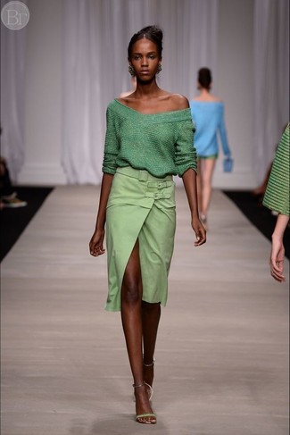 Mintgrünen Pullover kombinieren – 79 Damen Outfits: Tragen Sie einen mintgrünen Pullover zu einem mintgrünen Bleistiftrock mit Schlitz, um ein modernes, legeres Outfit zu zaubern. Dieses Outfit passt hervorragend zusammen mit grünen Leder Sandaletten.
