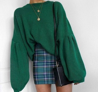 grüner Strick Oversize Pullover, dunkelgrüner Minirock mit Schottenmuster, schwarze Leder Umhängetasche, goldener Anhänger für Damen
