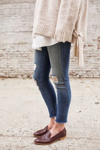 Dunkelbraune Leder Slipper kombinieren – 37 Damen Outfits: Probieren Sie die Kombi aus einem hellbeige Oversize Pullover und blauen engen Jeans mit Destroyed-Effekten für einen bequemen Look. Fühlen Sie sich mutig? Entscheiden Sie sich für dunkelbraunen Leder Slipper.
