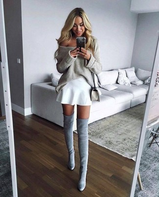 Weißen Skaterrock kombinieren – 79 Damen Outfits: Probieren Sie die Paarung aus einem hellbeige Oversize Pullover und einem weißen Skaterrock für ein bequemes Outfit. Fühlen Sie sich ideenreich? Wählen Sie grauen Overknee Stiefel aus Wildleder.