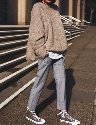 Hellbeige Oversize Pullover kombinieren – 130 Damen Outfits: Die Kombi aus einem hellbeige Oversize Pullover und einer grauen Anzughose ist eine perfekte Option für einen entspannten Look. Fühlen Sie sich mutig? Wählen Sie braunen hohe Sneakers.
