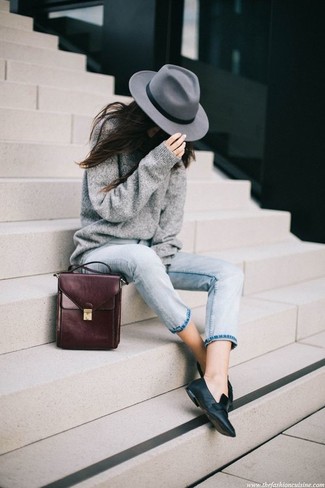 Grauen Strick Oversize Pullover kombinieren – 78 Damen Outfits: Wenn Sie auf der Suche nach der idealen lässigen Kombi sind, entscheiden Sie sich für einen grauen Strick Oversize Pullover und hellblauen Jeans. Komplettieren Sie Ihr Outfit mit schwarzen Leder Slippern, um Ihr Modebewusstsein zu zeigen.