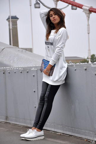 Weißen und schwarzen bedruckten Oversize Pullover kombinieren – 7 Damen Outfits: Um einen lockeren Look zu erzeugen, kombinieren Sie einen weißen und schwarzen bedruckten Oversize Pullover mit schwarzen Lederleggings. Machen Sie Ihr Outfit mit weißen Leder Oxford Schuhen eleganter.