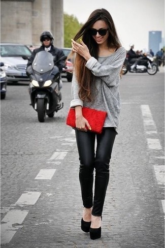 Rote Häkel Clutch kombinieren – 1 Damen Outfits: Ein grauer Oversize Pullover und eine rote Häkel Clutch sind lässige Must-Haves, die nicht nur Ihren Look unterstreichen, sondern auch zu Ihrer Freizeit gut passen. Komplettieren Sie Ihr Outfit mit schwarzen Wildleder Pumps.