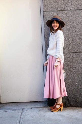 Rotbraune Leder Sandaletten kombinieren – 107 Damen Outfits: Tragen Sie einen weißen Strick Oversize Pullover zu einem rosa Maxirock mit Falten, um einen schicken Casual-Look zu erzielen. Komplettieren Sie Ihr Outfit mit rotbraunen Leder Sandaletten.