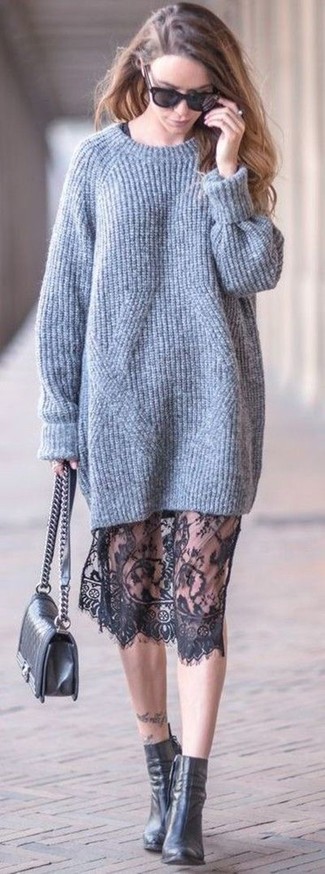 Grauen Strick Oversize Pullover kombinieren – 78 Damen Outfits: Tragen Sie einen grauen Strick Oversize Pullover und ein schwarzes Midikleid aus Spitze, um einen super lässigen, aber dennoch modischen Look zu erzielen. Schwarze Leder Stiefeletten sind eine perfekte Wahl, um dieses Outfit zu vervollständigen.