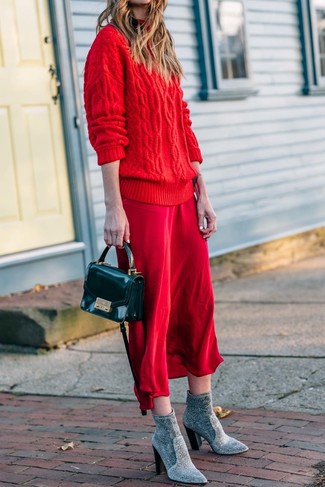 Dunkelgraue Stiefel kombinieren – 391 Damen Outfits: Probieren Sie diese Kombination aus einem roten Strick Oversize Pullover und einem roten Camisole-Kleid aus Seide, um einen modernen Freizeit-Look zu erreichen. Fühlen Sie sich ideenreich? Ergänzen Sie Ihr Outfit mit dunkelgrauen Stiefeln.