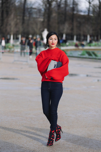 Beschlagene Leder Clutch kombinieren – 53 Damen Outfits: Um einen einfachen und lockeren Trend-Look zu erreichen, kombinieren Sie einen roten Oversize Pullover mit einer beschlagenen Leder Clutch. Schwarze bedruckte Wildleder Stiefeletten fügen sich nahtlos in einer Vielzahl von Outfits ein.