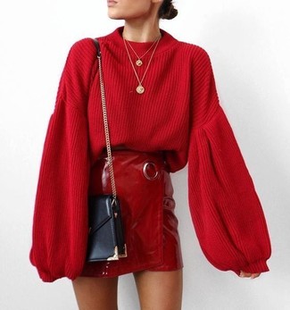 Lederrock kombinieren – 491 Damen Outfits: Paaren Sie einen roten Strick Oversize Pullover mit einem Lederrock, wenn Sie einen einen super entspannten Trend-Look wollen.