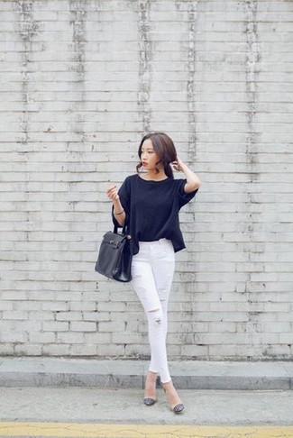 Weiße enge Jeans kombinieren – 441 Damen Outfits: Um ein stylisches Casual-Outfit zu zaubern, sind ein schwarzer Oversize Pullover und weiße enge Jeans ganz wunderbar geeignet. Hellbeige Leder Pumps sind eine kluge Wahl, um dieses Outfit zu vervollständigen.