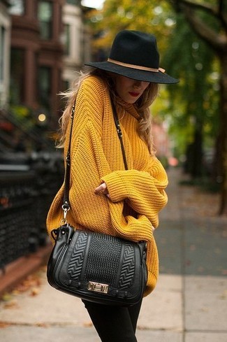 Senf Oversize Pullover kombinieren – 18 Damen Outfits: Entscheiden Sie sich für einen senf Oversize Pullover und schwarzen Leggings für ein sehr schönes Freizeit-Outfit.