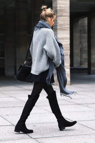 Overknee Stiefel kombinieren – 500+ Damen Outfits: Kombinieren Sie einen grauen Strick Oversize Pullover mit einem schwarzen Skaterrock, um einen tollen lässigen City-Look zu kreieren. Fühlen Sie sich ideenreich? Komplettieren Sie Ihr Outfit mit Overknee Stiefeln.