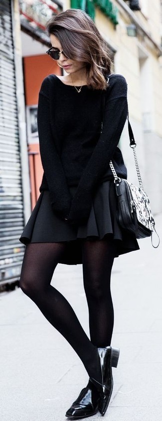 Schwarzen Skaterrock kombinieren – 48 Casual Damen Outfits warm Wetter: Tragen Sie einen schwarzen Oversize Pullover und einen schwarzen Skaterrock, um ein lässiges Outfit zu erzeugen, der in der Garderobe der Frau auf keinen Fall fehlen darf. Putzen Sie Ihr Outfit mit schwarzen Leder Slippern.