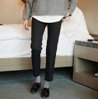 Grauen Strick Oversize Pullover kombinieren – 78 Damen Outfits: Diese Kombination aus einem grauen Strick Oversize Pullover und einer schwarzen Anzughose erlaubt es Ihnen, Ihren Alltags-Look gepflegt und einfach zu halten. Schwarze Leder Slipper sind eine einfache Möglichkeit, Ihren Look aufzuwerten.