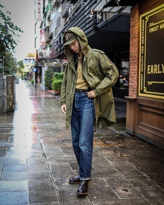 kalt Wetter Outfits Herren 2021: Erwägen Sie das Tragen von einer olivgrünen Regenjacke und dunkelblauen Jeans, um mühelos alles zu meistern, was auch immer der Tag bringen mag. Machen Sie Ihr Outfit mit schwarzen Chelsea Boots aus Leder eleganter.