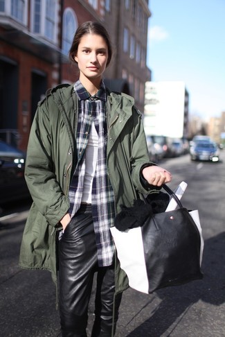 Grüne Oberbekleidung kombinieren – 72 Damen Outfits: Probieren Sie diese Kombination aus einer grünen Oberbekleidung und einer schwarzen Freizeithose aus Leder, um einen zeitgenössischen Casual-Look zu erzielen.