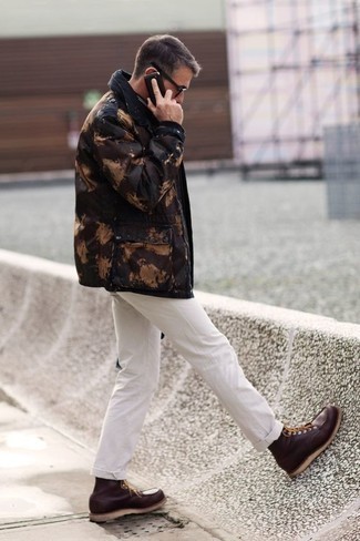 Dunkelrote Lederfreizeitstiefel kombinieren – 56 Herren Outfits kalt Wetter: Kombinieren Sie einen dunkelbraunen Camouflage Parka mit einer weißen Chinohose für einen entspannten Wochenend-Look. Fühlen Sie sich ideenreich? Wählen Sie eine dunkelrote Lederfreizeitstiefel.