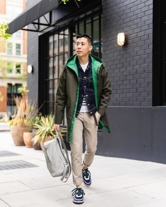 Grauen Leder Rucksack kombinieren – 13 Herren Outfits: Ein olivgrüner leichter Parka und ein grauer Leder Rucksack sind eine perfekte Wochenend-Kombination. Fühlen Sie sich mutig? Komplettieren Sie Ihr Outfit mit dunkelblauen und weißen Segeltuch niedrigen Sneakers.