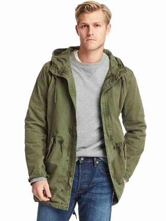 30 Jährige: Welche Sweatshirts mit olivgrünen Parka zu tragen – 5 Herren Outfits kalt Wetter: Kombinieren Sie einen olivgrünen Parka mit einem Sweatshirt, um einen lockeren, aber dennoch stylischen Look zu erhalten.