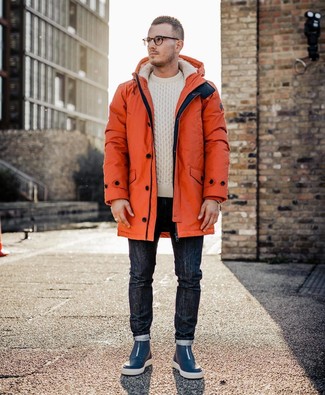 Hohe Sneakers kombinieren – 500+ Herren Outfits kühl Wetter: Entscheiden Sie sich für einen orange Parka und dunkelblauen Jeans für einen entspannten Wochenend-Look. Ergänzen Sie Ihr Look mit hohen Sneakers.