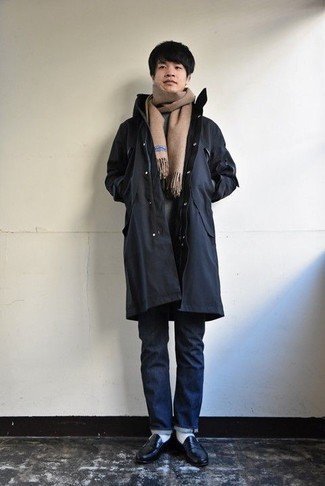 Beige Schal kombinieren – 335 Herren Outfits: Für ein bequemes Couch-Outfit, kombinieren Sie einen dunkelblauen leichten Parka mit einem beige Schal. Wählen Sie schwarzen Leder Slipper, um Ihr Modebewusstsein zu zeigen.