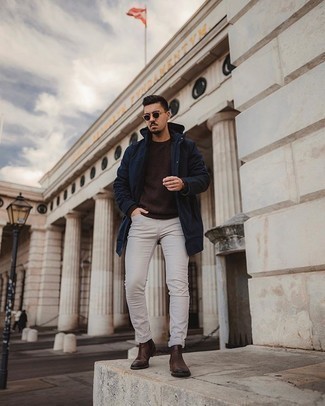 Dunkelblauen leichten Parka kombinieren – 9 Herren Outfits: Ein dunkelblauer leichter Parka und weiße Jeans sind eine perfekte Outfit-Formel für Ihre Sammlung. Fühlen Sie sich mutig? Ergänzen Sie Ihr Outfit mit dunkelbraunen Chelsea Boots aus Leder.