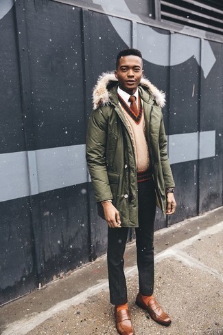 Schwarze Chinohose kombinieren – 885+ Herren Outfits kalt Wetter: Kombinieren Sie einen olivgrünen Parka mit einer schwarzen Chinohose, um einen lockeren, aber dennoch stylischen Look zu erhalten. Entscheiden Sie sich für braunen Leder Slipper, um Ihr Modebewusstsein zu zeigen.