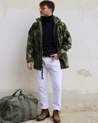 Olivgrünen Camouflage Parka kombinieren – 18 Herren Outfits: Ein olivgrüner Camouflage Parka und weiße Jeans sind das Outfit Ihrer Wahl für faule Tage. Eine braune Wildlederfreizeitstiefel putzen umgehend selbst den bequemsten Look heraus.
