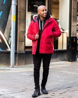 Roten Parka kombinieren – 15 Herren Outfits: Tragen Sie einen roten Parka und schwarzen Jeans für einen entspannten Wochenend-Look. Schwarze Chukka-Stiefel aus Leder bringen Eleganz zu einem ansonsten schlichten Look.