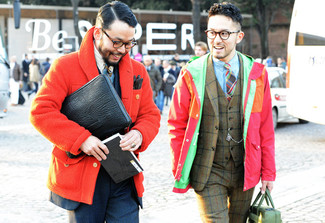 Mehrfarbige Krawatte kombinieren – 237 Herren Outfits: Kombinieren Sie einen fuchsia Parka mit einer mehrfarbigen Krawatte für einen für die Arbeit geeigneten Look.