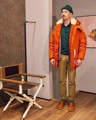 Rotbraune Leder Slipper kombinieren – 500+ Herren Outfits: Vereinigen Sie einen orange Parka mit einer beige Chinohose für einen bequemen Alltags-Look. Heben Sie dieses Ensemble mit rotbraunen Leder Slippern hervor.