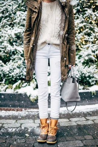 Beige Winterschuhe kombinieren – 9 Damen Outfits: Probieren Sie diese Kombi aus einem braunen Parka und weißen Jeans mit Destroyed-Effekten - mehr brauchen Sie nicht, um einen perfekten ultralässigen Alltags-Look zu erzeugen. Vervollständigen Sie Ihr Look mit beige Winterschuhen.