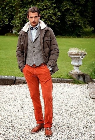 Graue Wollweste kombinieren – 61 Herren Outfits kühl Wetter: Kombinieren Sie eine graue Wollweste mit einer orange Chinohose, um vor Klasse und Perfektion zu strotzen. Rotbraune Leder Brogues fügen sich nahtlos in einer Vielzahl von Outfits ein.
