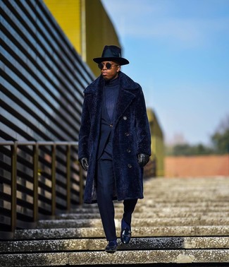 Schwarzen Wollhut kombinieren – 49 Smart-Casual Herren Outfits kühl Wetter: Ein dunkelblauer Pelz und ein schwarzer Wollhut sind eine perfekte Outfit-Formel für Ihre Sammlung. Schwarze Leder Slipper bringen Eleganz zu einem ansonsten schlichten Look.