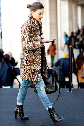 Dunkelblaue Jeans mit Destroyed-Effekten kombinieren – 500+ Damen Outfits: Probieren Sie diese Kombi aus einem beige Pelz mit Leopardenmuster und dunkelblauen Jeans mit Destroyed-Effekten für einen mühelosen Alltags-Look. Schwarze Leder Stiefeletten sind eine großartige Wahl, um dieses Outfit zu vervollständigen.