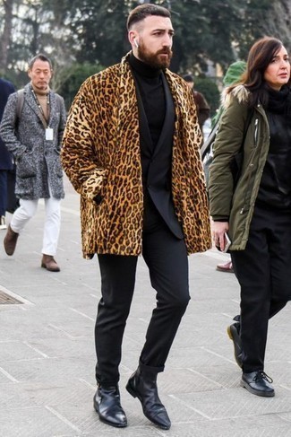 Braunen Pelz mit Leopardenmuster kombinieren – 4 Herren Outfits: Kombinieren Sie einen braunen Pelz mit Leopardenmuster mit einem schwarzen Anzug für eine klassischen und verfeinerte Silhouette. Schwarze Chelsea Boots aus Leder sind eine perfekte Wahl, um dieses Outfit zu vervollständigen.