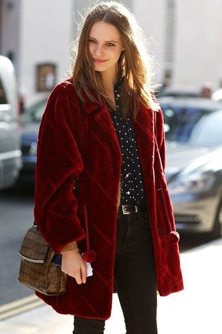 kühl Wetter Outfits Damen 2024: Möchten Sie ein stilsicheres, lässiges Outfit schaffen, ist diese Kombi aus einem roten Pelz und schwarzen engen Jeans Ihre Wahl.